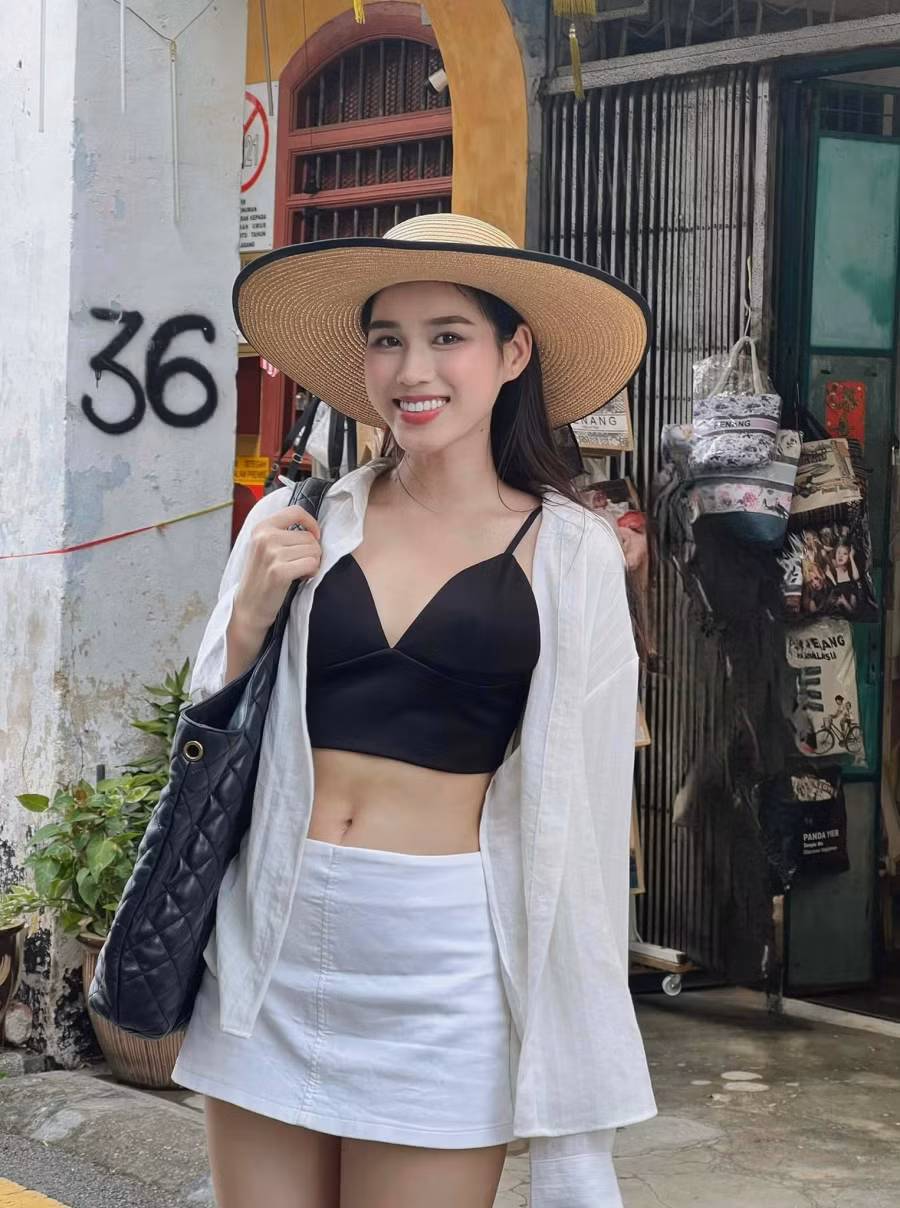 Sau khi đăng quang, Đỗ Thị Hà không chọn Nam tiến. Người đẹp thừa nhận đã quen với cuộc sống hiện tại nên không muốn thay đổi địa điểm. "Tôi nghĩ mình cũng có thể tạo ra thị trường riêng. Chẳng hạn những sự kiện ngoài Bắc sẽ có tôi", Hoa hậu Việt Nam 2020 bày tỏ Sau khi đăng quang, Đỗ Thị Hà không chọn Nam tiến. Người đẹp thừa nhận đã quen với cuộc sống hiện tại nên không muốn thay đổi địa điểm. "Tôi nghĩ mình cũng có thể tạo ra thị trường riêng. Chẳng hạn những sự kiện ngoài Bắc sẽ có tôi", Hoa hậu Việt Nam 2020 bày tỏ