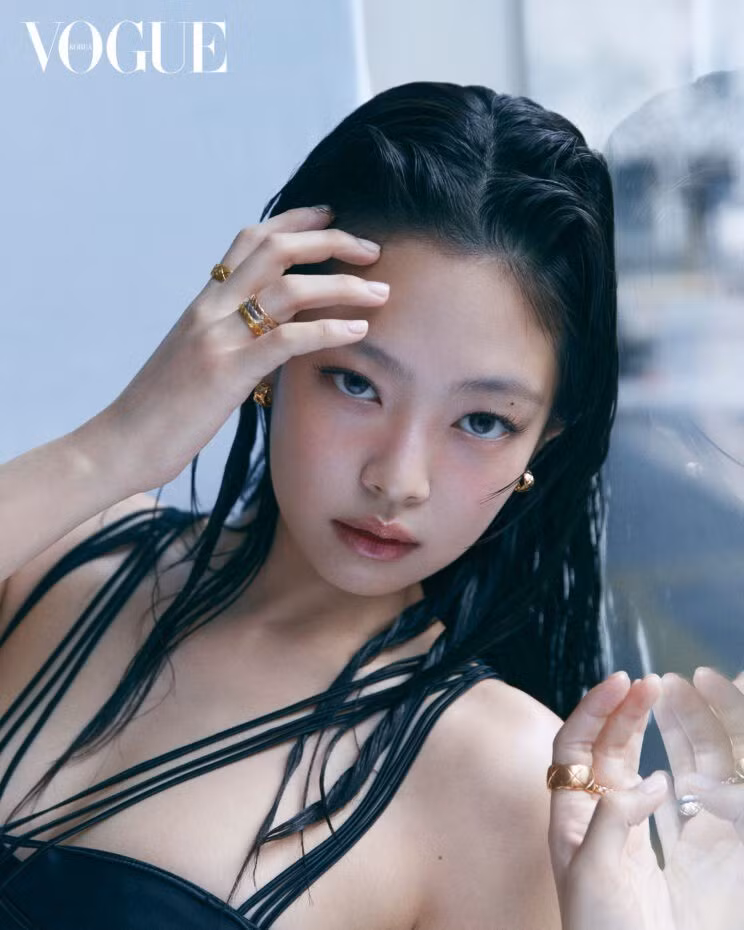 Đây cũng là lần đầu Jennie nói về việc giữa sự biến đổi hay thể hiện chính mình. "Tôi thuộc dạng thích thử thách điều mới. Nhưng dù làm gì, điều quan trọng là tôi luôn là chính tôi. Tôi không phải giả vờ để theo đuổi bất kỳ điều gì. May mắn là đến giờ kết quả vẫn tốt", giọng ca Solo nói thêm.