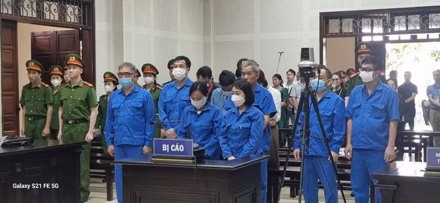 Các bị cáo nghe tòa tuyên án Các bị cáo nghe tòa tuyên án