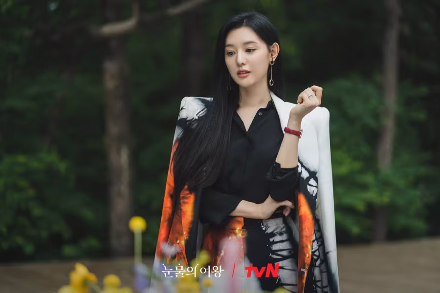 Đến tập 2, Kim Ji Won bộc lộ cá tính mạnh mẽ, kiêu kỳ qua bộ Alexander McQueen có giá tổng cộng khoảng 10.000 USD (250 triệu đồng)