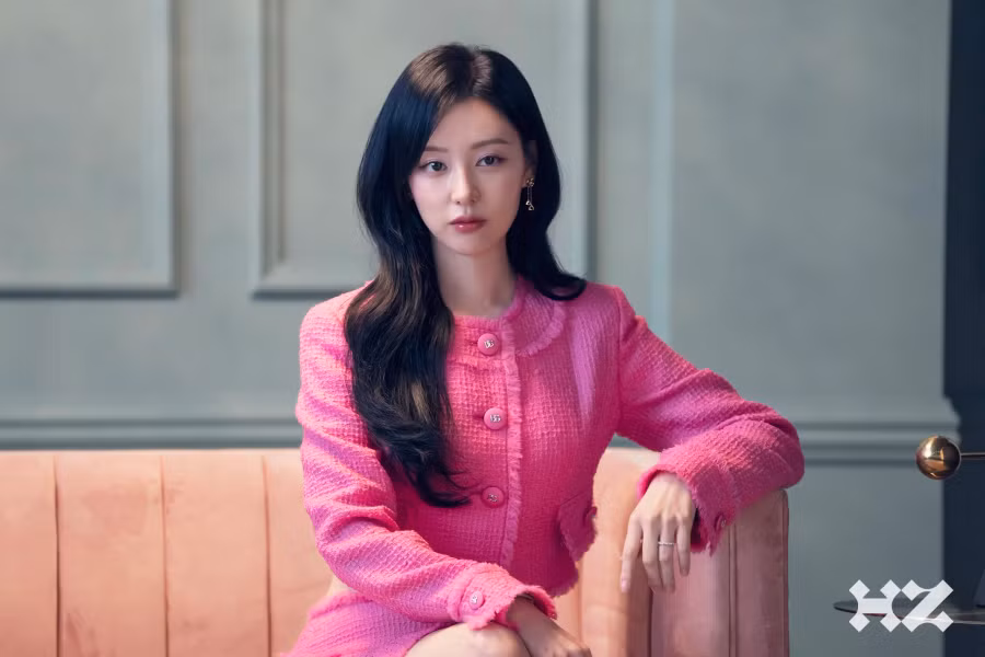 Hong Hae In là người thừa kế đời thứ ba của tập đoàn Queens. Do đó, ngay từ đầu phim, để nhấn mạnh sự giàu có của nhân vật này, ê kíp thường cho cô "dát" hàng hiệu