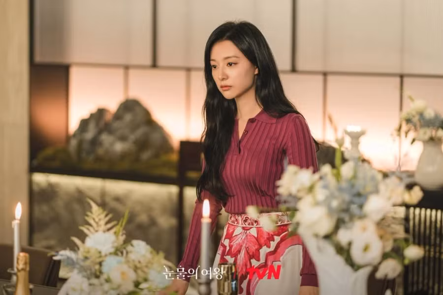 Áo len và chân váy họa tiết của Dolce &amp; Gabbana cũng là một trong những trang phục nổi bật trong "tủ đồ" xa xỉ của nhân vật này trong Nữ hoàng nước mắt