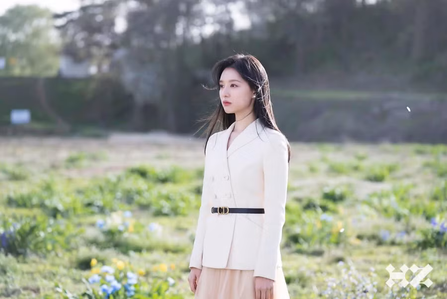 Điển hình như ngay trong cảnh Hong Hae In đi trực thăng đáp xuống quê của Baek Hyun Woo (Kim Soo Hyun) ở tập 1, cô xuất hiện với áo trắng lung linh của Dior giá 4.600 USD (115 triệu đồng) phối với chân váy bồng bềnh