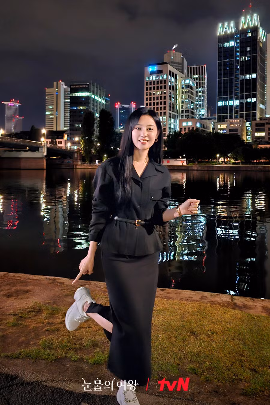 Suốt 10 tập phim Nữ hoàng nước mắt vừa qua, Kim Ji Won biến màn xuất hiện của nhân vật Hong Hae In như sàn diễn thời trang, "cân" đủ kiểu quần áo từ đồ vest đến váy, giày cao gót, giày thể thao…
