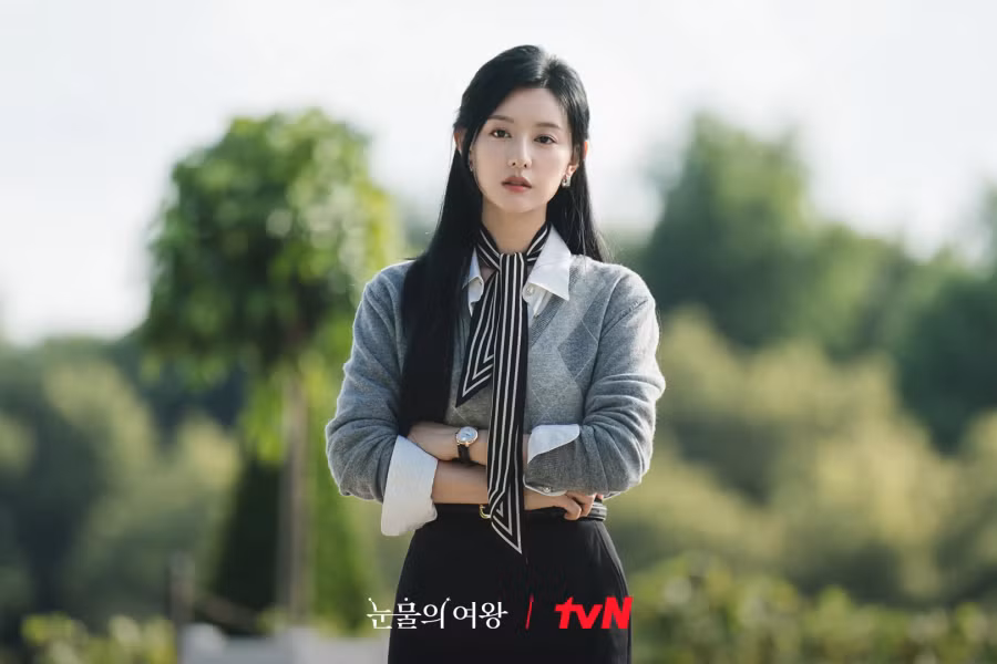 Đến khoảnh khắc ôm hôn Kim Soo Hyun nồng cháy ở Đức, Kim Ji Won diện áo Mudidi kết hợp với phụ kiện khăn cổ Toteme, mang đến cảm giác nhẹ nhàng thanh lịch nhưng không kém phần sang chảnh