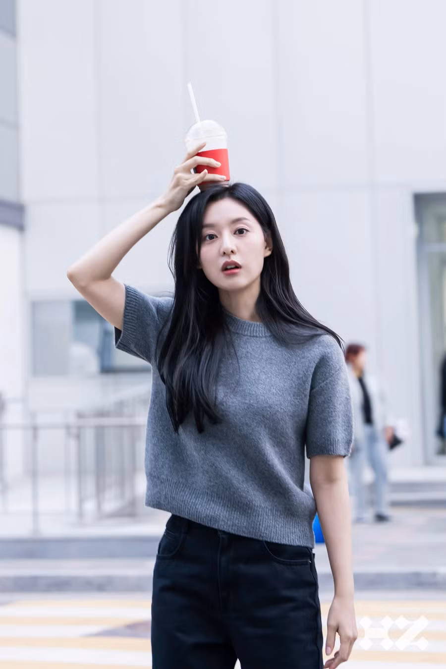 Queen Of Tears do Kim Hee Won và Jang Young Woo làm đạo diễn, quy tụ dàn sao Hàn Kim Soo Hyun, Kim Ji Won, Park Sung Hoon, Kwak Dong Yeon, Lee Joo Bin, Yoon Bo Mi, Lee Mi Sook… Nữ hoàng nước mắt chiếu tối thứ bảy và chủ nhật hằng tuần trên kênh cáp tvN