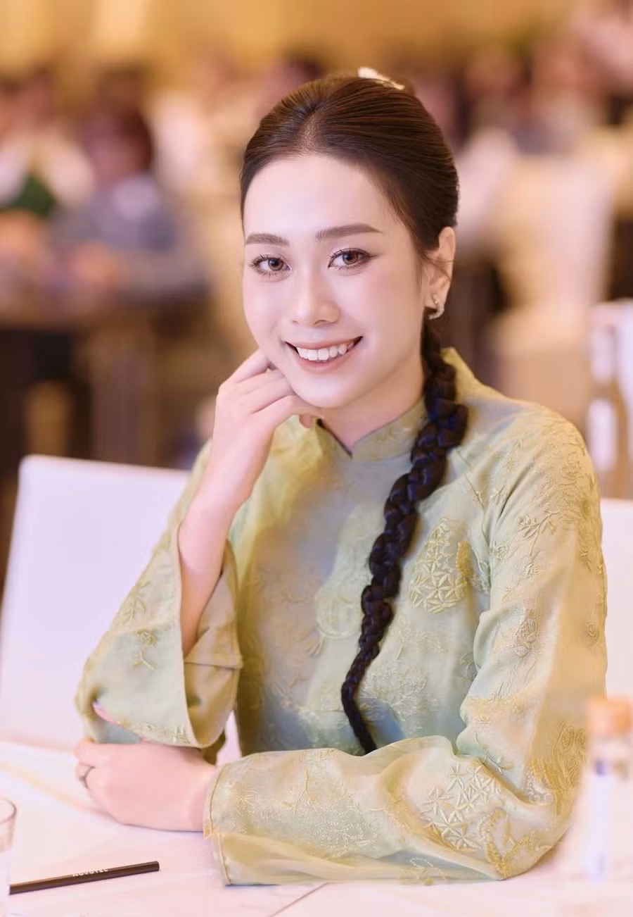 Trước đó, Ban Mai gây chú ý khi chia sẻ về quyết định học thạc sĩ sau khi đăng quang Miss Peace Vietnam 2022