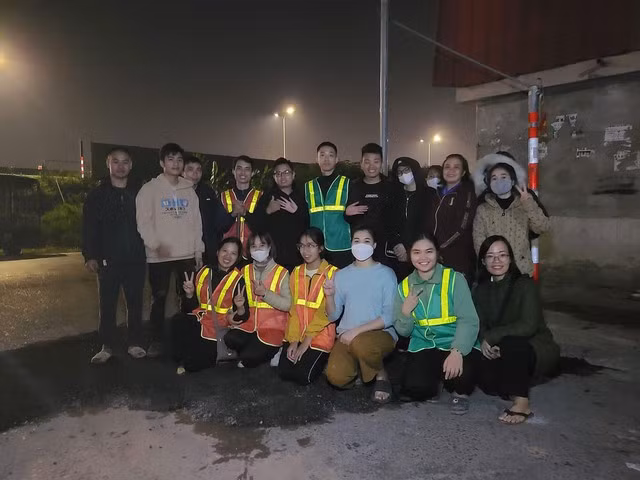 Nhóm bạn trẻ sát cánh cùng anh Hiếu vá đường đã được 7 năm nay (anh Hiếu đứng ngoài cùng bên trái)