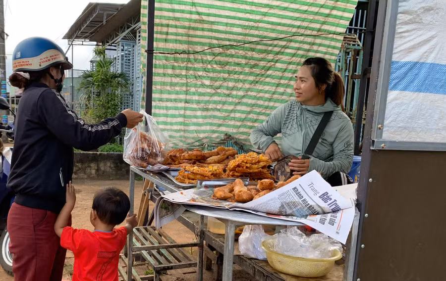 Mỗi ngày, chị Lâm Thị Kim Cúc (thôn 2, xã Thăng Hưng, huyện Chư Prông) kiếm được gần 150 ngàn đồng từ công việc bán bánh chuối chiên. Ảnh: Nhật Hào