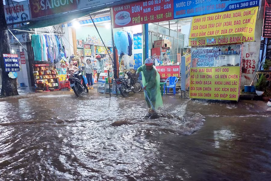 Nước tràn vào nhà dân trên đường Lê Duẩn (TP. Pleiku) sau trận mưa lớn kéo dài tối 9-7 vừa qua. Ảnh: N.D