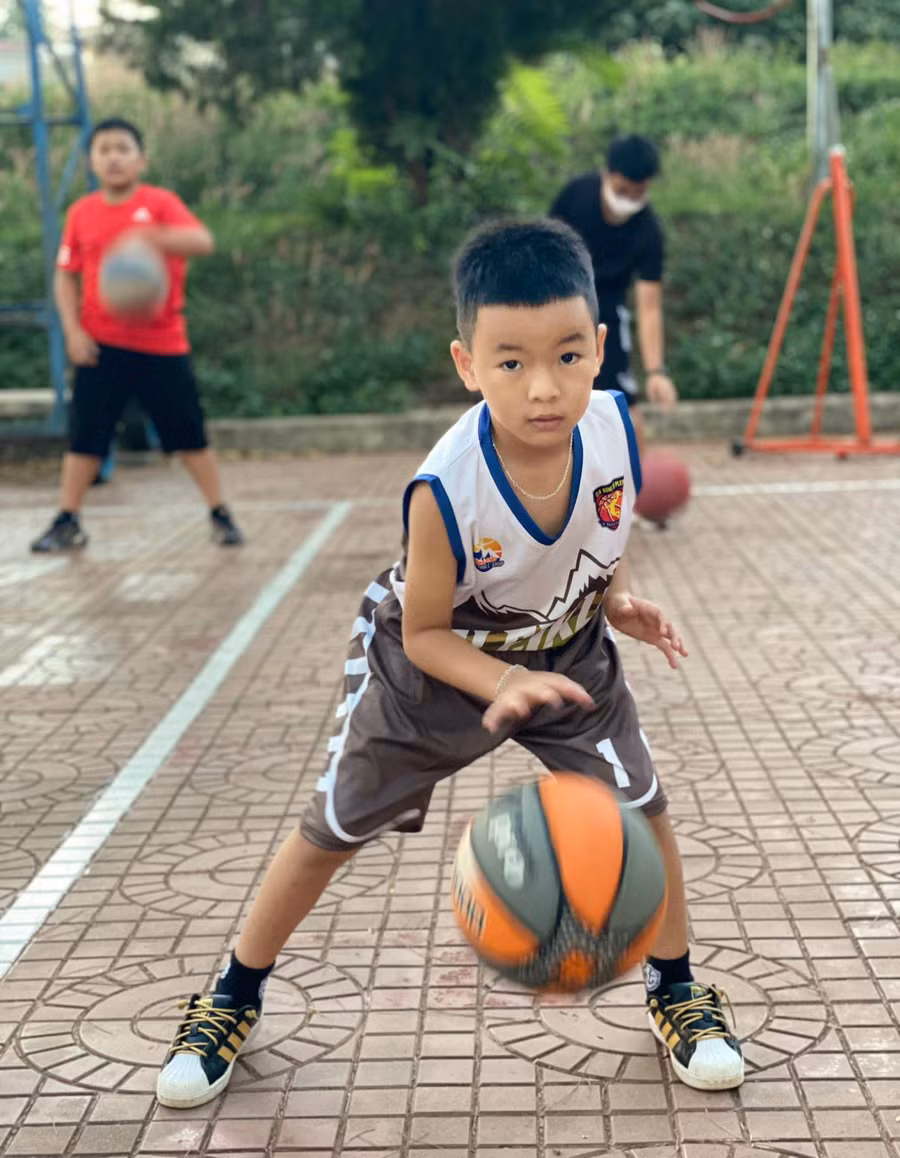 Nhiều thiếu nhi chọn học bóng rổ trong dịp hè. Ảnh: Hùng Nguyễn Nhiều thiếu nhi chọn học bóng rổ trong dịp hè. Ảnh: Hùng Nguyễn