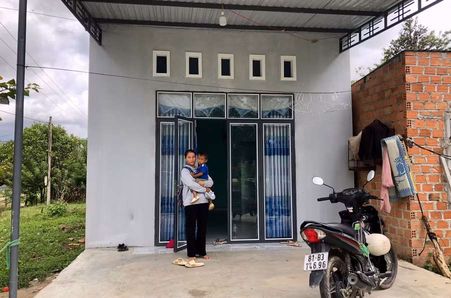 Chị Rơ Lan Nhi (làng Tuêk, xã Đak Tơ Ve) bên ngôi nhà được Nhà nước hỗ trợ xây dựng. Ảnh: Lê Nam Chị Rơ Lan Nhi (làng Tuêk, xã Đak Tơ Ve) bên ngôi nhà được Nhà nước hỗ trợ xây dựng. Ảnh: Lê Nam