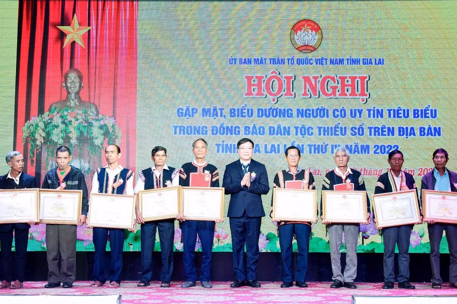 Phó Bí thư Tỉnh ủy, Chủ tịch UBND tỉnh Trương Hải Long tặng bằng khen cho người có uy tín có thành tích xuất sắc trong việc tập hợp xây dựng khối đại đoàn kết dân tộc ở khu dân cư từ năm 2020 đến 2022. Ảnh: Đức Thụy