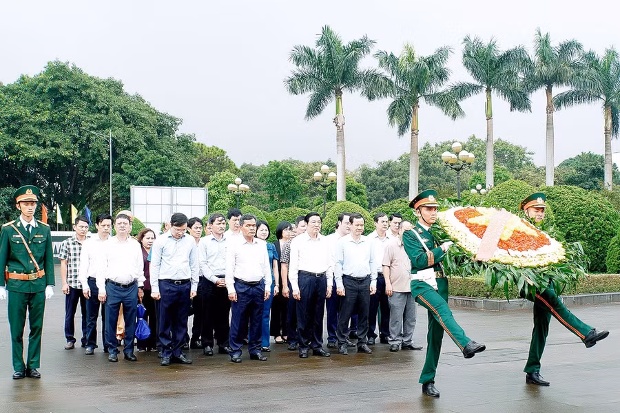 Các đồng chí lãnh đạo đến viếng các Anh hùng liệt sĩ tại Nghĩa trang Liệt sĩ tỉnh. Ảnh: Đức Thụy