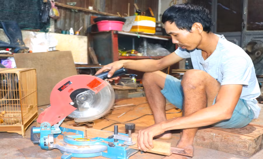 Anh Nguyễn Ngọc Thân (tổ 4, phường Ngô Mây, thị xã An Khê) mua sắm máy móc phục vụ sản xuất lồng chim. Ảnh: Ngọc Minh