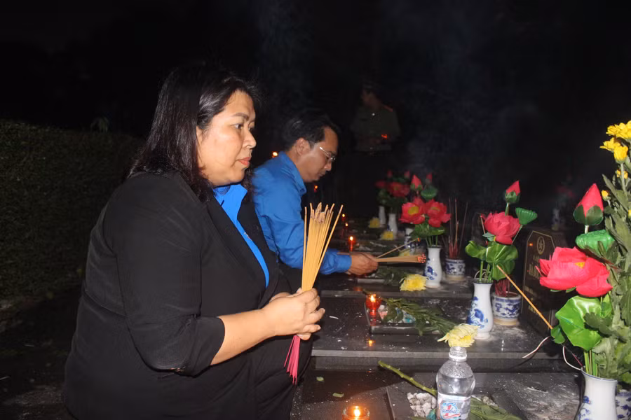 Bí thư Tỉnh Đoàn Hà Thị Giang Thảo dâng hương tri ân các anh hùng, liệt sĩ. Ảnh: Phan Lài