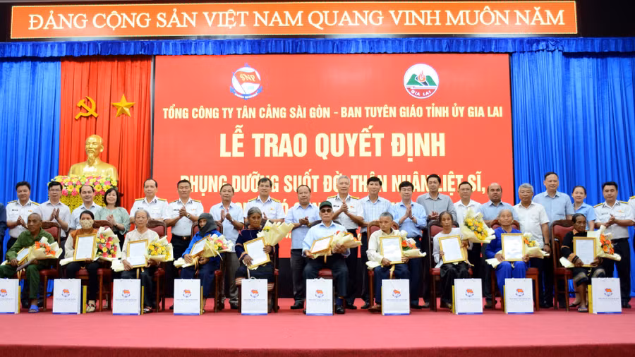 10 thân nhân liệt sĩ, người có công với cách mạng trên địa bàn tỉnh nhận quyết định phụng dưỡng và quà của Tổng Công ty Tân Cảng Sài Gòn. Ảnh: Phương Dung