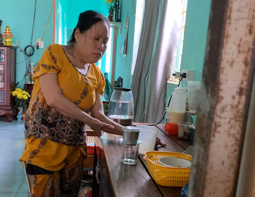 Sức khoẻ giảm sút nên bà Nga chuyển sang bán cà phê, nước giải khát để có thu nhập. Ảnh: Nhật Hào