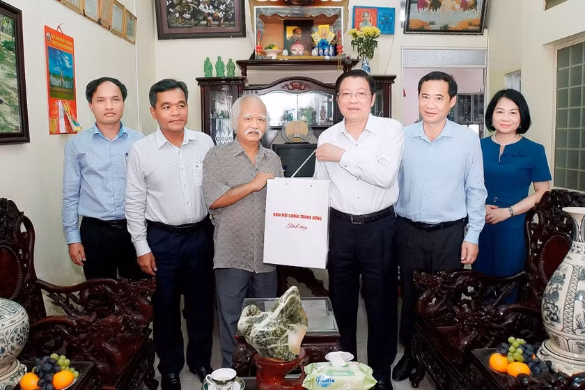 Đoàn đến thăm, tặng quà đồng chí Ksor Phước-nguyên Ủy viên Ban Chấp hành Trung ương Đảng, nguyên Chủ tịch Hội đồng Dân tộc của Quốc hội, nguyên Bộ trưởng, Chủ nhiệm Ủy ban Dân tộc, nguyên Bí thư Tỉnh ủy Gia Lai. Ảnh: Đức Thụy