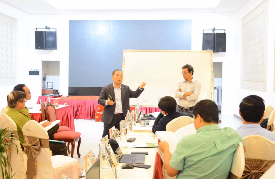 Đại diện các Tổ tham gia thảo luận tại hội thảo nhằm định hướng bảo tồn và phát triển bền vững Khu dự trữ sinh quyển thế giới Cao nguyên Kon Hà Nừng. Ảnh: Minh Nguyễn