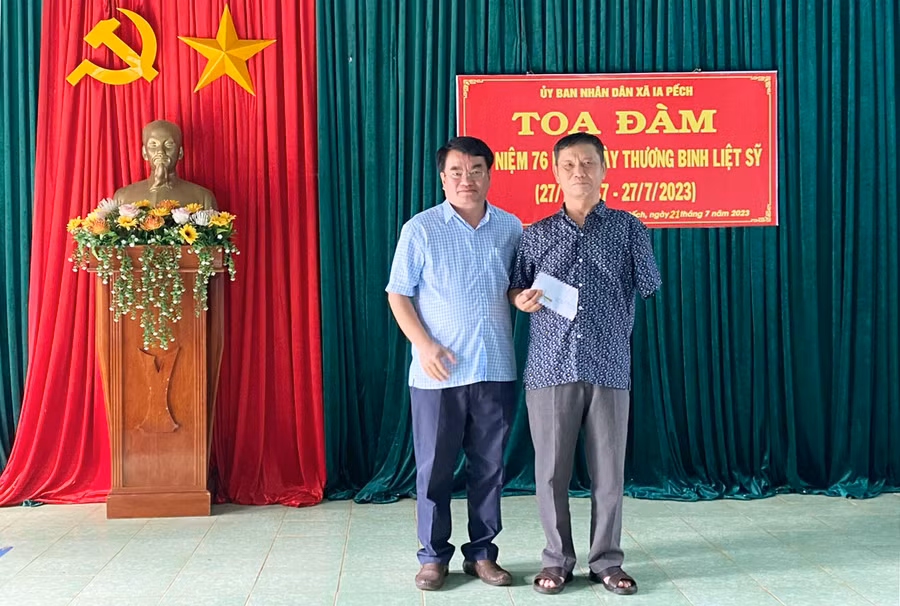 Bí thư Huyện ủy Ia Grai Tống Thới Mốc (bên trái) tặng quà cho đối tượng chính sách tại xã Ia Pếch. Ảnh: Phương Lộc