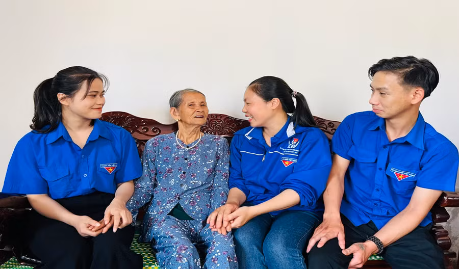 Đoàn viên, thanh niên thị trấn Đak Đoa thăm, tặng quà bà Hoàng Thị Liên (vợ liệt sĩ Nguyễn Văn Quảng). Ảnh: Phan Lài