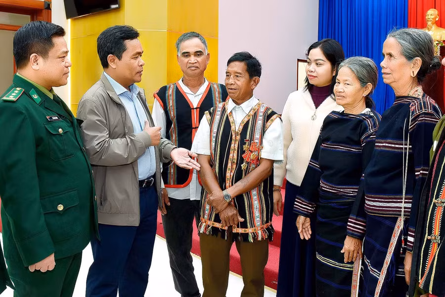 Bí thư Tỉnh ủy Hồ Văn Niên (đứng thứ 2 trái sang phải) nói chuyện với già làng uy tín trên địa bàn tỉnh. Ảnh: Đức Thụy