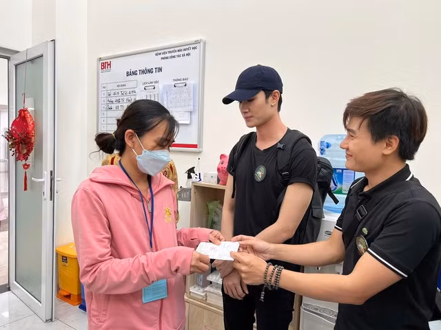 Trao biên lai viện phí cho người nhà bệnh nhi