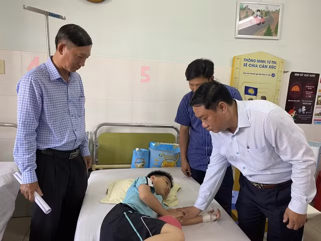 Lãnh đạo Sở Y tế Khánh Hòa thăm hỏi các bệnh nhân đang được điều trị trong bệnh viện