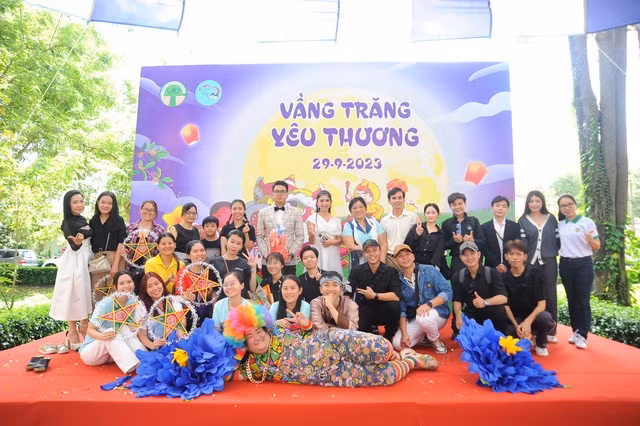 Trình diễn văn nghệ và tặng quà bệnh nhi vào dịp Trung thu