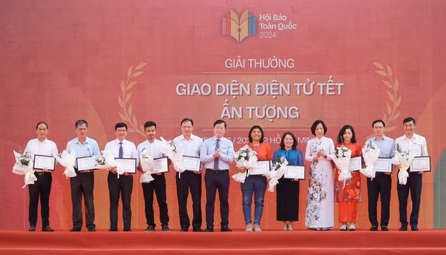 Lãnh đạo trao giải Giao diện điện tử Tết ấn tượng cho các đơn vị