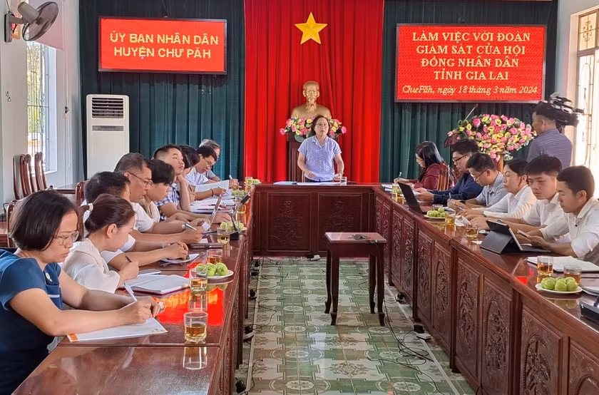 Đoàn giám sát HĐND tỉnh làm việc với UBND huyện Chư Păh về cải cách hành chính. Ảnh: T.D