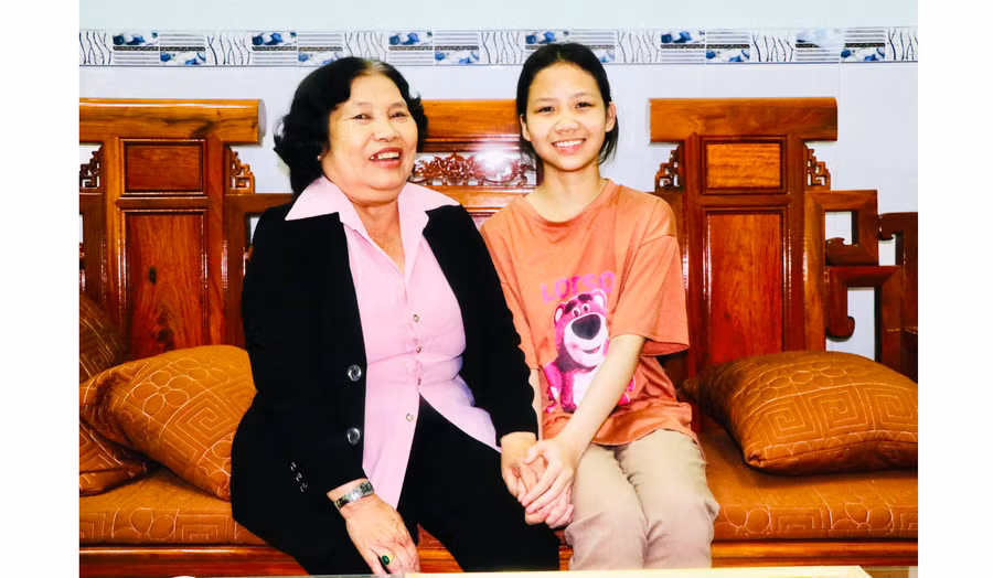 Bà Văn Thị Ngọc và cháu ngoại. Ảnh: Ngọc Minh