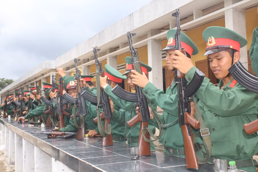 Tân binh học tháo lắp súng. Ảnh: T.D Tân binh học tháo lắp súng. Ảnh: T.D