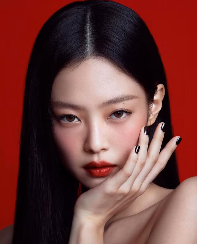 Tuy chưa có nhiều thành tích ấn tượng nhưng Slow Motion vẫn nhận được sự ủng hộ nhiệt tình từ cộng đồng fan Jennie nói riêng và BlackPink nói chung. Họ cho rằng bài hát là một sự thay đổi lớn trong phong cách âm nhạc của người đẹp sinh năm 1996. Không mang giai điệu sôi động nhưng ca khúc vẫn phô diễn trọn vẹn giọng hát da diết, bay bổng và tràn đầy cảm xúc của rapper nhóm BlackPink