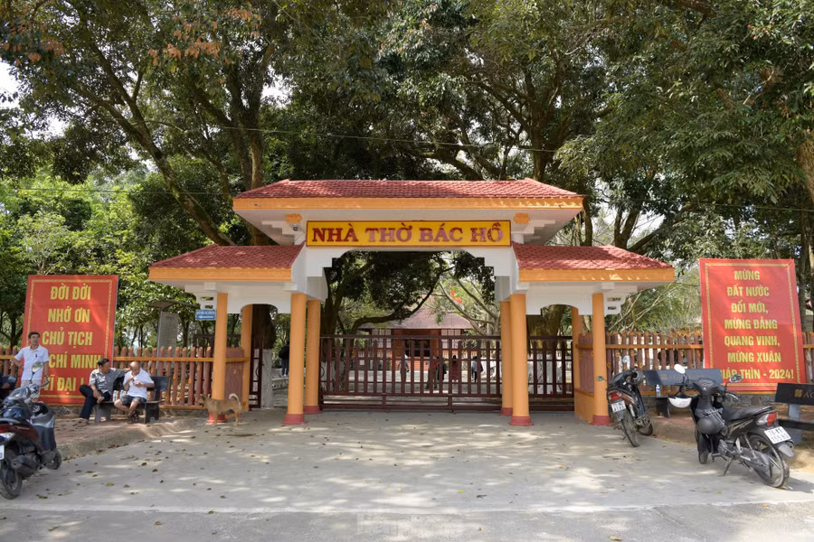Trên Cao nguyên Vân Hòa, nơi được mệnh danh là "Đà Lạt của Phú Yên" với khí hậu quanh năm mát mẻ, tại thôn Bình Hòa, xã Sơn Định, huyện Sơn Hòa là Nhà thờ Bác Hồ, di tích lịch sử gắn liền với cuộc kháng chiến chống Mỹ oanh liệt của quân và dân Phú Yên.