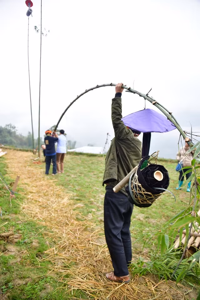Lễ dựng cây nêu treo các bức phướn gửi lời khấn lên thần linh trước lúc múa rùa Lễ dựng cây nêu treo các bức phướn gửi lời khấn lên thần linh trước lúc múa rùa