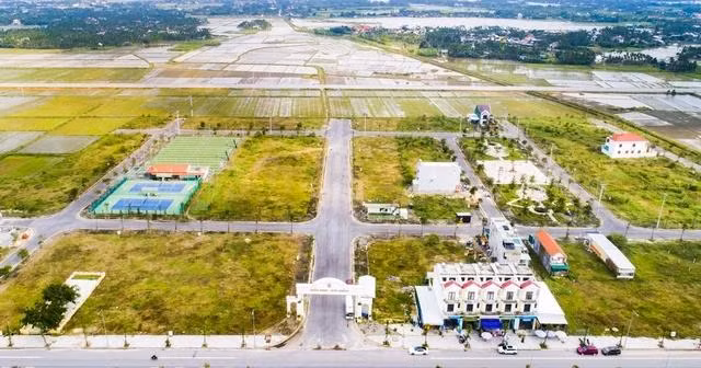 Khu dân cư Đồng Dinh (H.Nghĩa Hành, Quảng Ngãi) còn rất nhiều lô đất nền chưa xây nhà ở