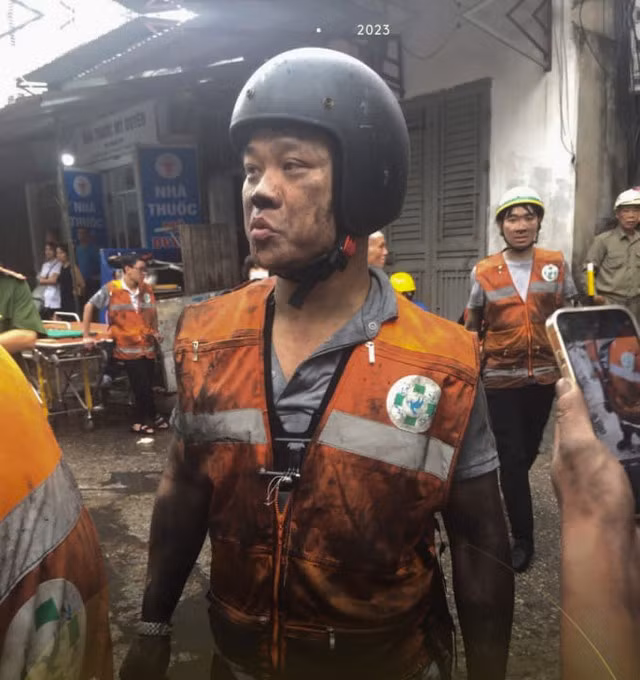 Anh Phạm Quốc Việt sau khi tham gia giải cứu nạn nhân tại vụ cháy chung cư mini. (Ảnh: FAS Angel cung cấp)