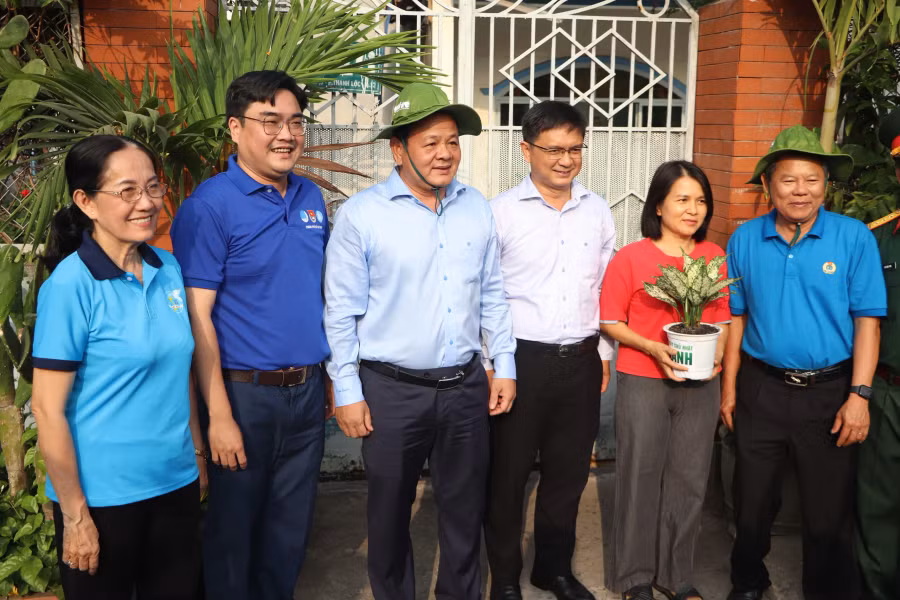 Trong khuôn khổ Ngày Chủ nhật xanh, ban tổ chức trao tặng 150 cây xanh cho người dân địa phương