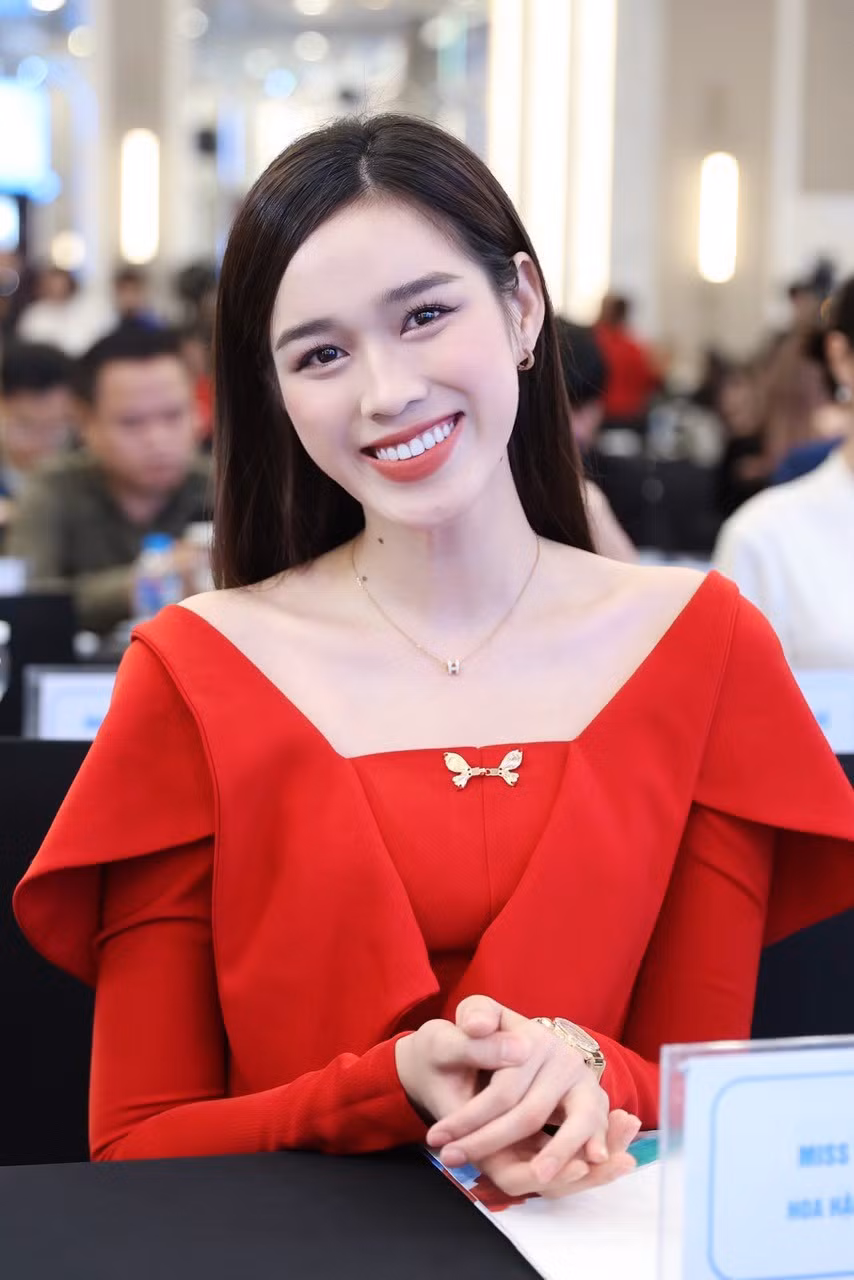 Hoa hậu Việt Nam 2020 trang điểm nhẹ nhàng, thanh lịch.
