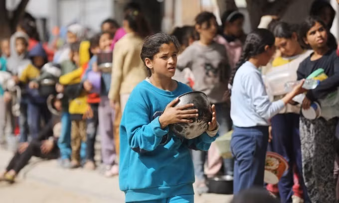 Người dân xếp hàng nhận viện trợ ở Dải Gaza. Ảnh: UNRWA
