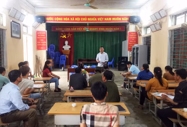 Anh Lý Văn Súa triển khai mô hình nuôi gà lai chọi, gà xương đen bản địa cho bà con trong thôn.