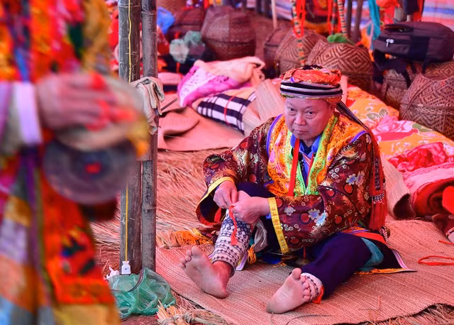 Ông Chảo Y Sai, 58 tuổi, chuẩn bị dải quấn chân dự lễ Tẩu Sai Ông Chảo Y Sai, 58 tuổi, chuẩn bị dải quấn chân dự lễ Tẩu Sai