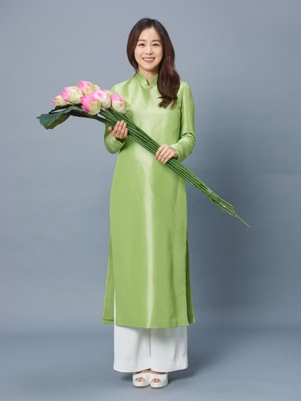 "Biểu tượng nhan sắc xứ Hàn" Kim Tae Hee từng thực hiện một bộ ảnh với áo dài truyền thống và hoa sen trong một dự án quảng cáo. Nữ diễn viên cho biết cô từng thấy nhiều áo dài trước đây nhưng đây là lần đầu tiên được mặc thử. Ảnh: Yonhap "Biểu tượng nhan sắc xứ Hàn" Kim Tae Hee từng thực hiện một bộ ảnh với áo dài truyền thống và hoa sen trong một dự án quảng cáo. Nữ diễn viên cho biết cô từng thấy nhiều áo dài trước đây nhưng đây là lần đầu tiên được mặc thử. Ảnh: Yonhap