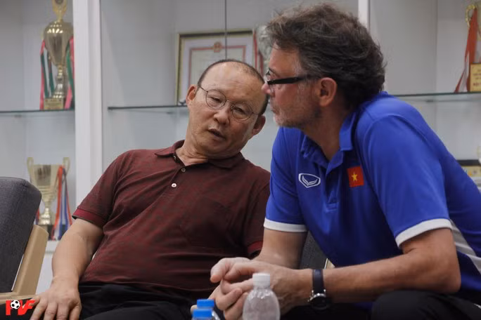 HLV Park Hang-seo và HLV Philippe Troussier
