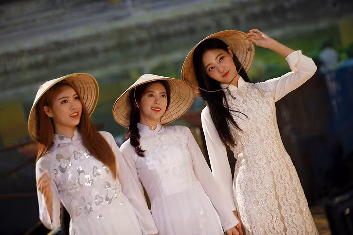 Momoland là một trong số ít idol Kpop thế hệ thứ 3 có niềm đam mê lớn với áo dài. Áo dài từng xuất hiện trong MV ca nhạc “Baam” của nhóm vào năm 2018. Ảnh: Chụp màn hình Momoland là một trong số ít idol Kpop thế hệ thứ 3 có niềm đam mê lớn với áo dài. Áo dài từng xuất hiện trong MV ca nhạc “Baam” của nhóm vào năm 2018. Ảnh: Chụp màn hình