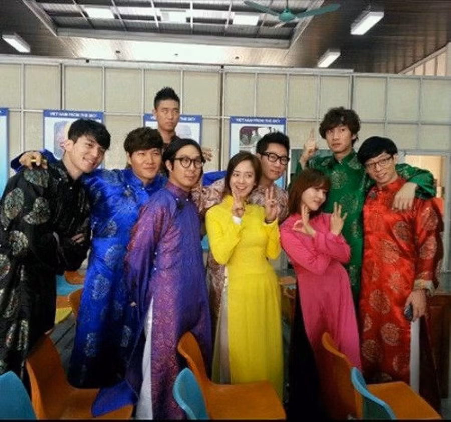 Năm 2013, chương trình truyền hình ăn khách xứ sở kim chi, Running Man, lựa chọn Việt Nam làm địa điểm để quay hai tập đặc biệt (tập 134 và 135). Tại đây, các thành viên đã có những trải nghiệm thú vị về mảnh đất hình chữ S, cùng chiêm ngưỡng nhiều cảnh đẹp, thưởng thức nhiều món ăn ngon và khoe sắc trong trang phục áo dài truyền thống. Ảnh: Yonhap Năm 2013, chương trình truyền hình ăn khách xứ sở kim chi, Running Man, lựa chọn Việt Nam làm địa điểm để quay hai tập đặc biệt (tập 134 và 135). Tại đây, các thành viên đã có những trải nghiệm thú vị về mảnh đất hình chữ S, cùng chiêm ngưỡng nhiều cảnh đẹp, thưởng thức nhiều món ăn ngon và khoe sắc trong trang phục áo dài truyền thống. Ảnh: Yonhap