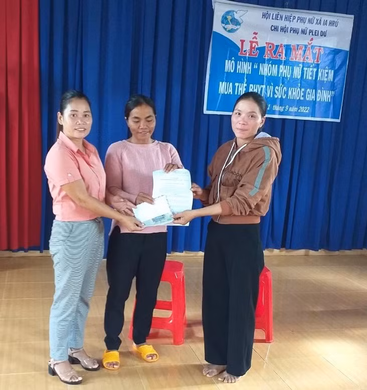 Hội LHPN xã Ia Hrú ra mắt mô hình “Nhóm phụ nữ tiết kiệm mua thẻ BHYT vì sức khỏe gia đình” ở làng Plei Dư. Ảnh: Anh Huy Hội LHPN xã Ia Hrú ra mắt mô hình “Nhóm phụ nữ tiết kiệm mua thẻ BHYT vì sức khỏe gia đình” ở làng Plei Dư. Ảnh: Anh Huy