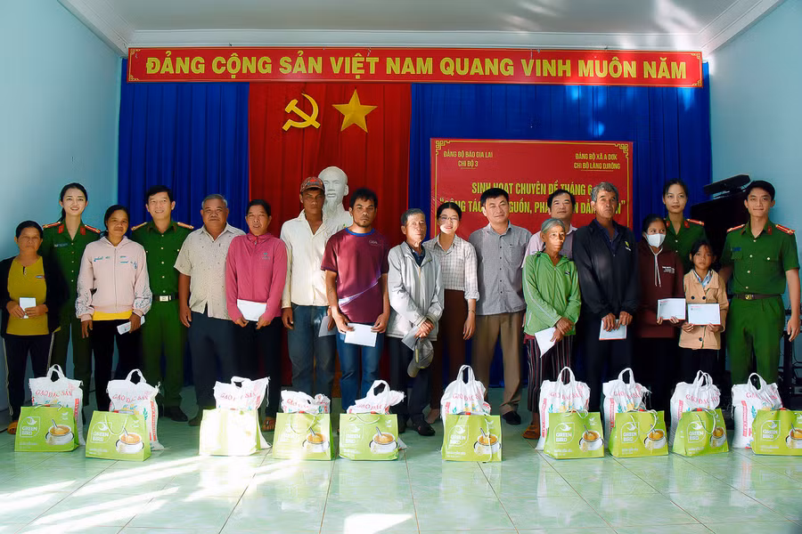 Đảng ủy Báo Gia Lai, Chi bộ 3 Báo Gia Lai và Đoàn Thanh niên Công an huyện Đak Đoa tặng 20 suất quà cho các gia đình chính sách và học sinh nghèo vượt khó học giỏi của xã A Dơk. Ảnh: Đức Thụy